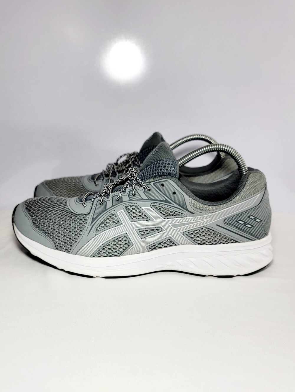 Asics Men Size 10.5  Jolt 2 running sneakers.